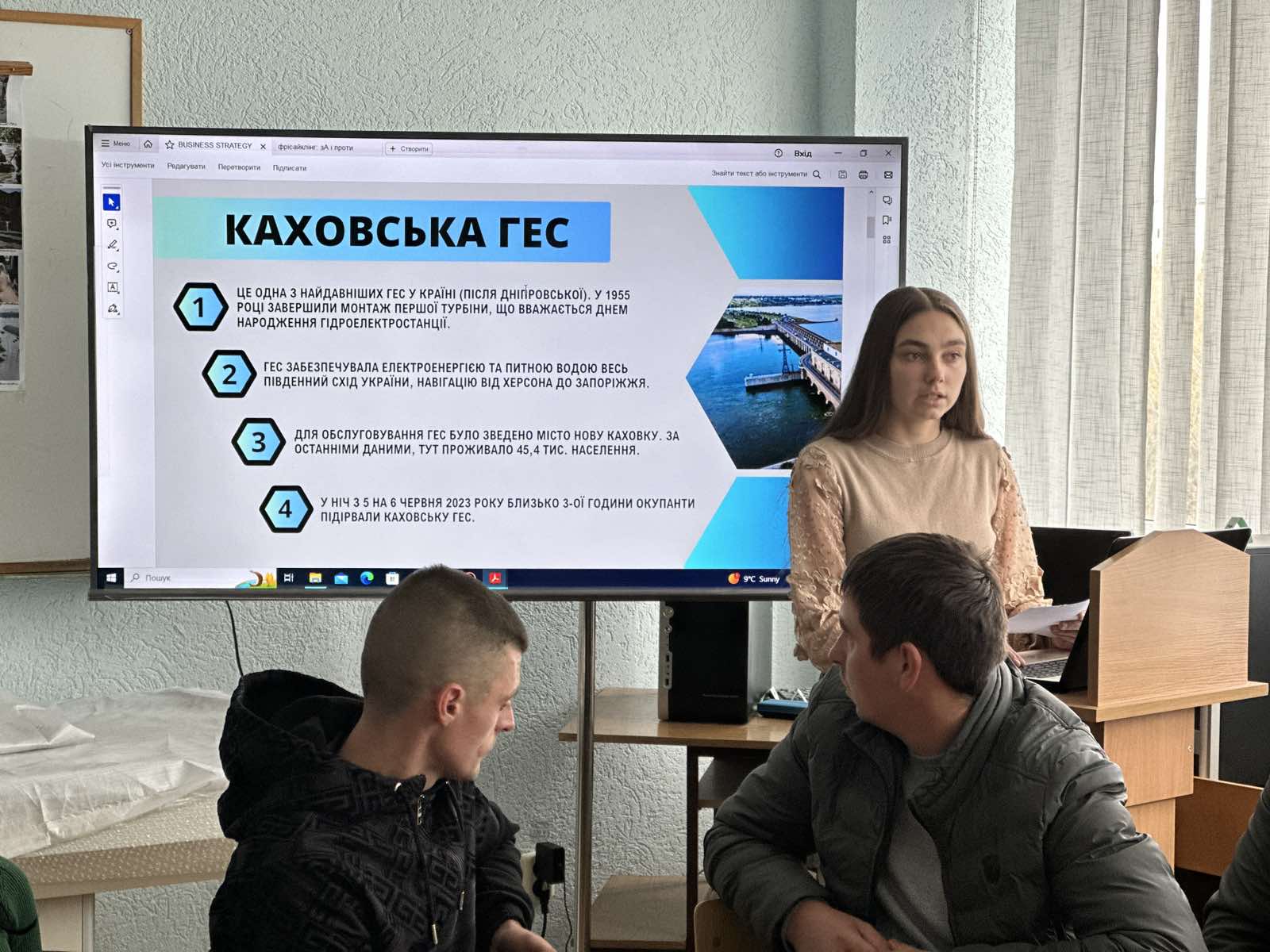 Студентка  хіміко-біологічного факультету Даниляк Богдана висвітлює тему «Технічні та гідрологічні наслідки катастрофи»